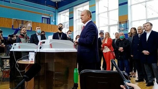 Зюганов проголосовал под прицелами фотокамер 