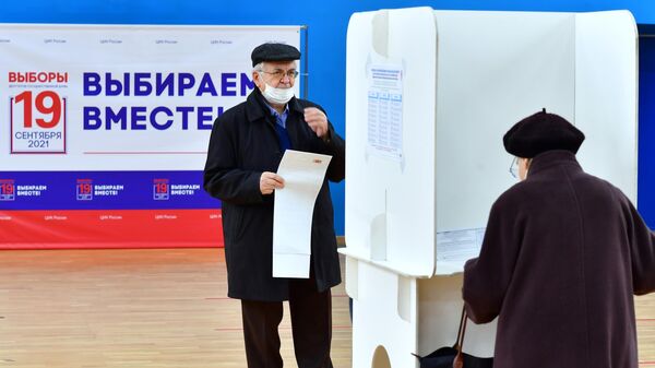 Люди голосуют на выборах депутатов Государственной Думы РФ в Москве