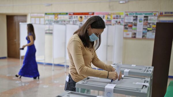 Голосование на выборах депутатов Государственной Думы РФ на избирательном участке №26-19 в Крымске