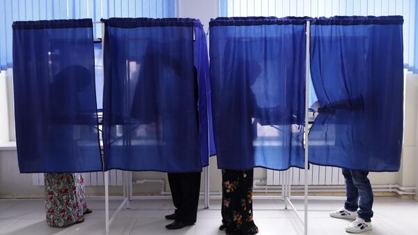 Избиратели голосуют на выборах депутатов Государственной Думы РФ и главы Чеченской Республики на избирательном участке в Грозном