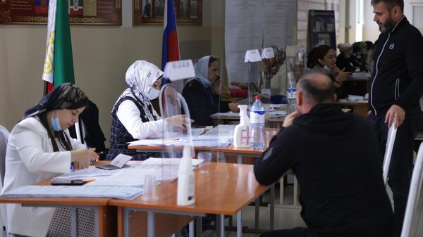 Избиратели на выборах депутатов Государственной Думы РФ и главы Чеченской Республики на избирательном участке в Грозном