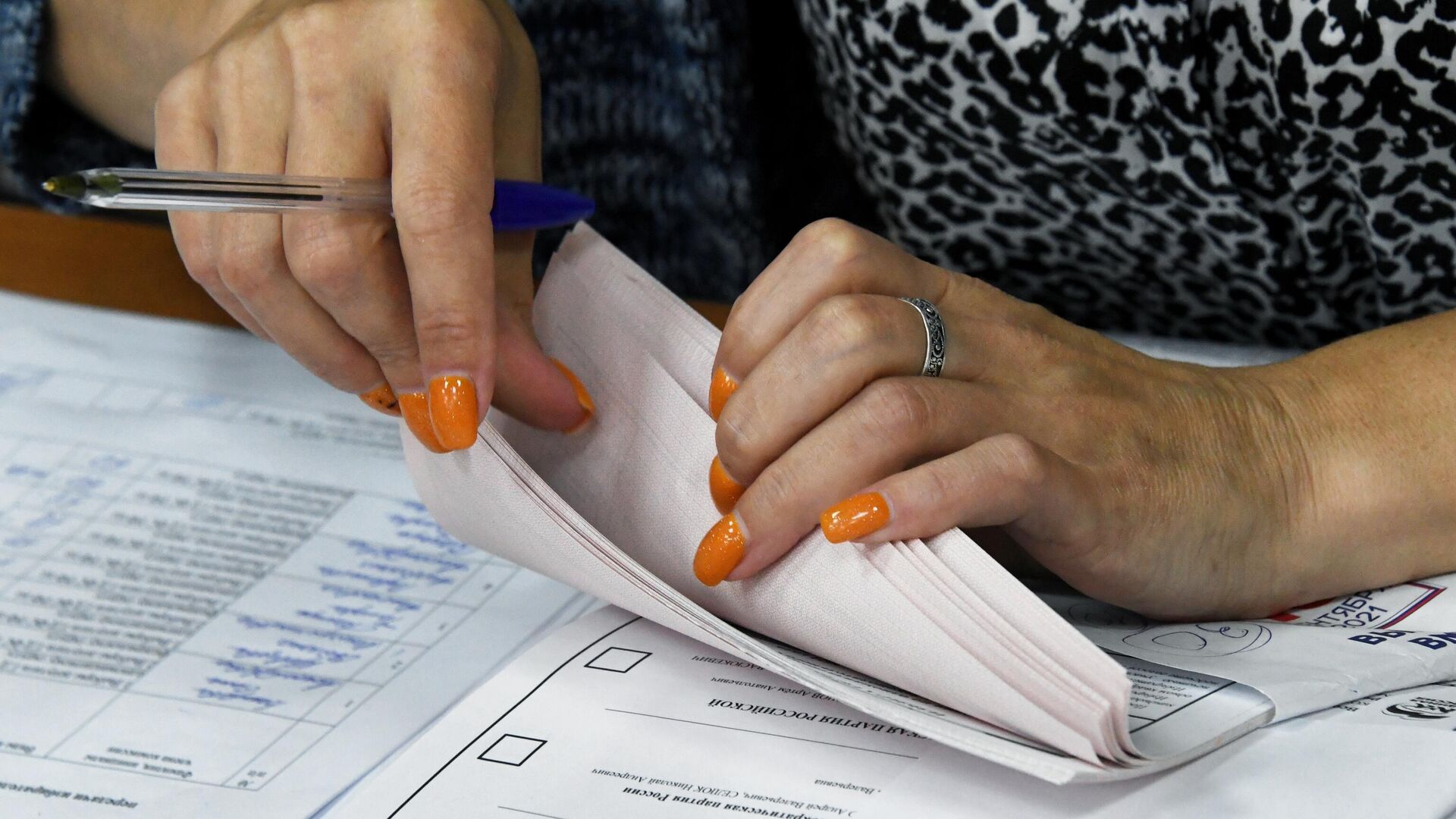 Подсчет голосов на избирательном участке №727 во Владивостоке - РИА Новости, 1920, 19.09.2021