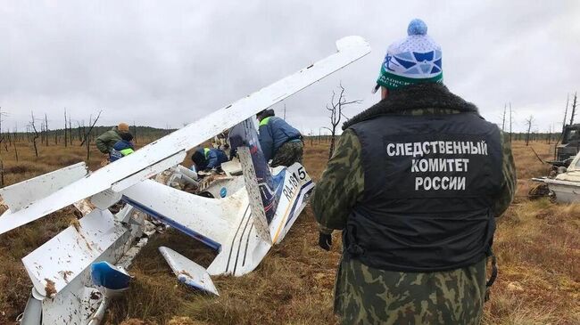 Сотрудники СК на месте падения гидросамолета в Ханты-Мансийском автономном округе