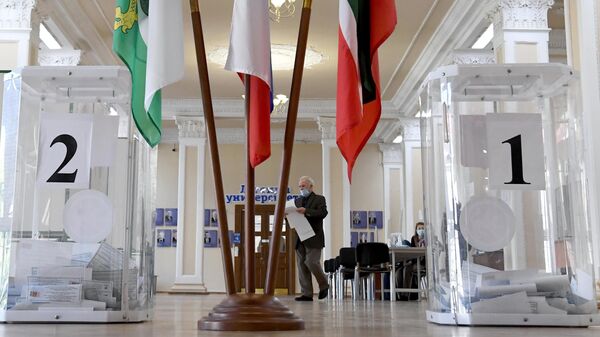 Мужчина голосует на выборах депутатов Государственной Думы РФ на избирательном участке № 42 в Казани
