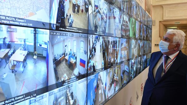 Экраны с трансляцией из участковых избирательных комиссий в ситуационном центре по наблюдению за выборами в Общественной палате РФ в Москве