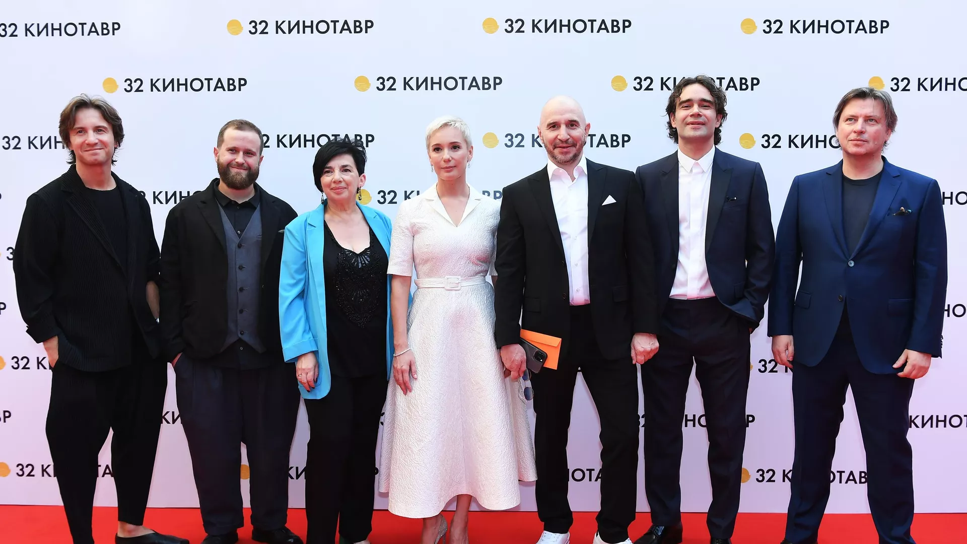 Церемония открытия фестиваля российского кино Кинотавр Церемония открытия фестиваля российского кино Кинотавр - РИА Новости, 1920, 19.09.2021