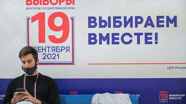 Мужчина на избирательном участке на выборах депутатов Государственной Думы РФ в Москве