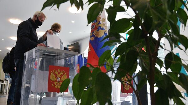 Избиратели голосуют на выборах депутатов Государственной Думы РФ на участке в Санкт-Петербурге