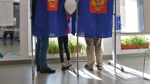 Избиратели голосуют на выборах депутатов Государственной Думы РФ на участке в Санкт-Петербурге