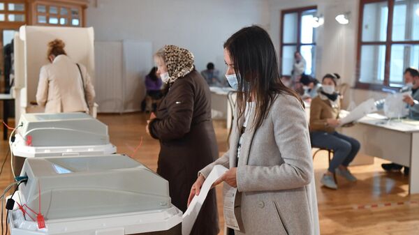 Избиратели во время голосования в Москве