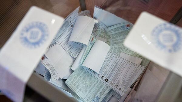 Бюллетени в урне для голосования на выборах депутатов Государственной Думы 