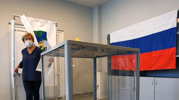 Медицинский работник принимает участие в голосовании на избирательном участке в Приморском краевом перинатальном центре (ГБУЗ ПКПЦ) во Владивостоке