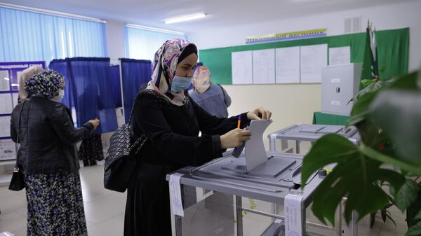 Избиратели голосуют на выборах депутатов Государственной Думы РФ и главы Чеченской Республики на избирательном участке в Грозном