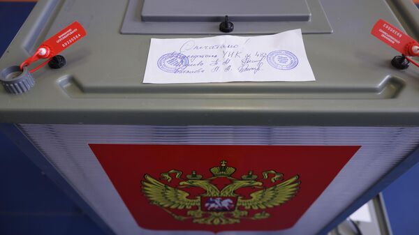 Избирательная урна на избирательном участке в Грозном, где проходят выборы депутатов Государственной Думы РФ и главы Чеченской Республики