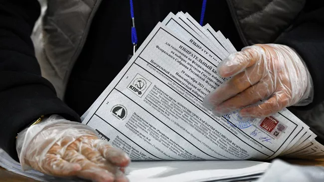 Подсчет голосов после закрытия избирательного участка в Новосибирске