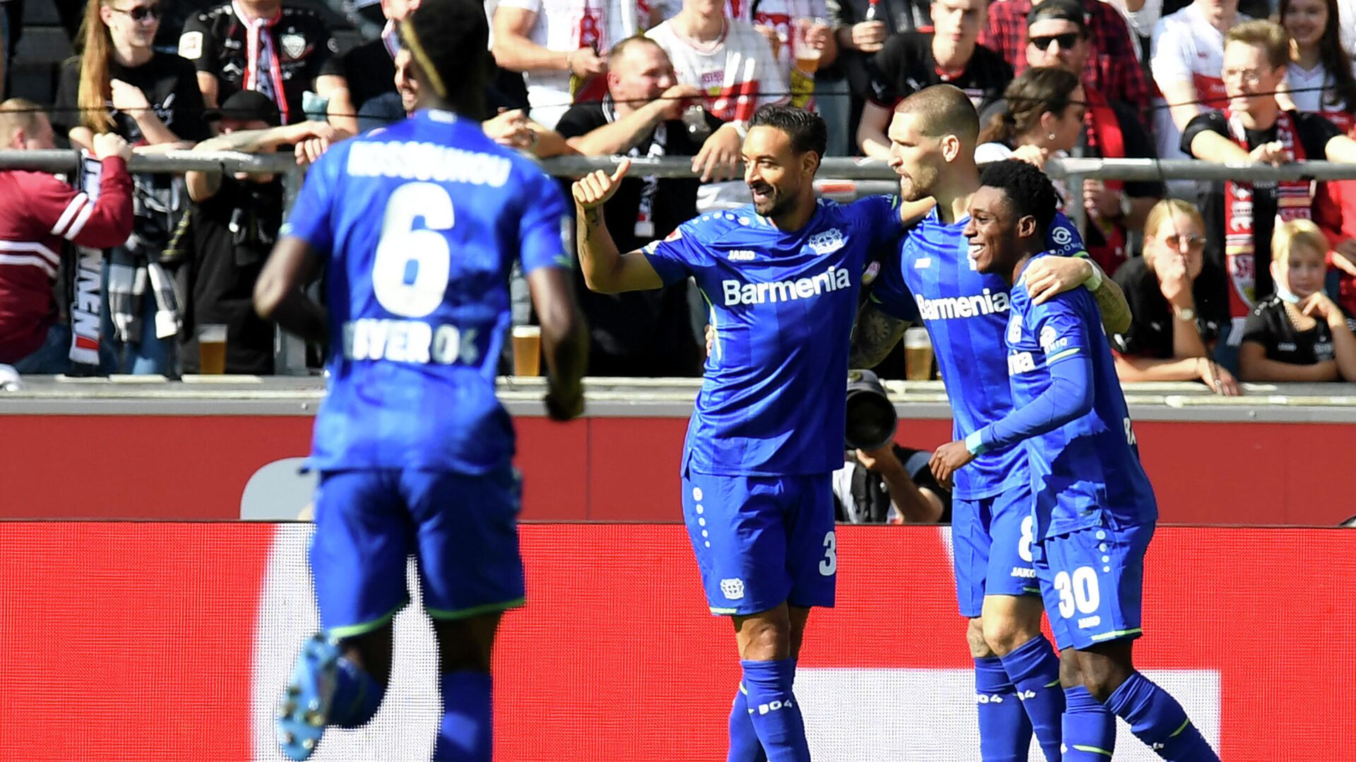 Leverkusen's Leverkusen's German midfielder Robert Andrich (2nd R) celebrates with teammates after scoring the 0-1 goal during the German First division Bundesliga football match VfB Stuttgart vs Bayer 04 Leverkusen on September 19, 2021 in Stuttgart, southern Germany. (Photo by Thomas KIENZLE / AFP) / DFL REGULATIONS PROHIBIT ANY USE OF PHOTOGRAPHS AS IMAGE SEQUENCES AND/OR QUASI-VIDEO - РИА Новости, 1920, 19.09.2021