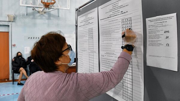 Подсчет голосов после закрытия избирательного участка №1986 в Новосибирске