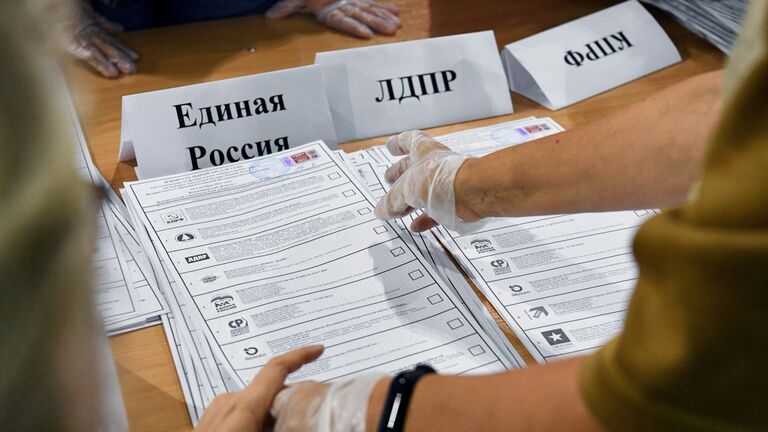 Сортировка бюллетеней во время подсчета голосов после закрытия избирательного участка №1986 в Новосибирске