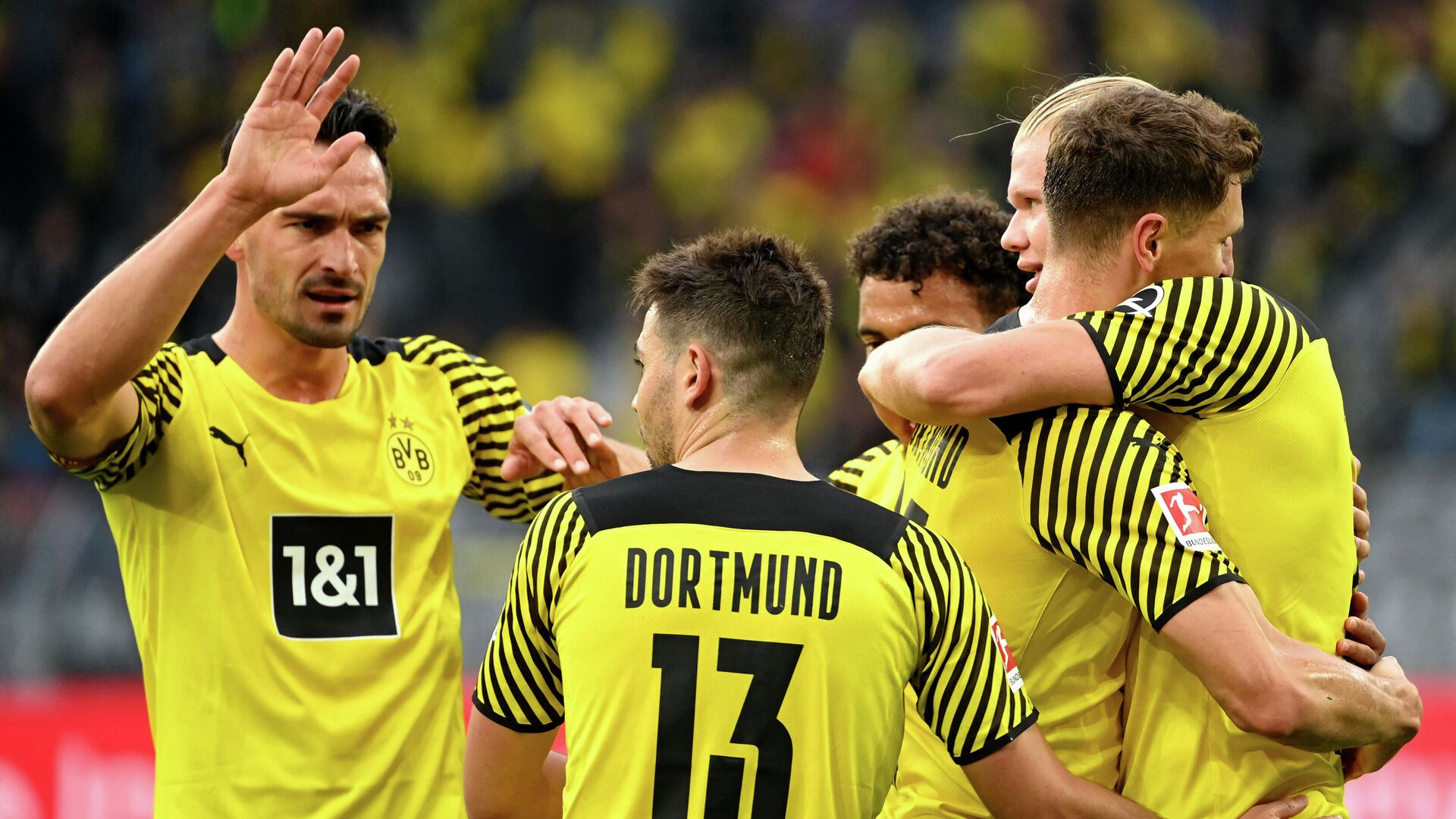 Dortmund's Norwegian forward Erling Braut Haaland (R) celebrates with Dortmund's German defender Mats Hummels (L), Dortmund's Portuguese defender Raphael Guerreiro (2nd L) and other teammates after scoring the 2-0 during the German first division Bundesliga football match Borussia Dortmund vs FC Union Berlin on September 19, 2021 in Dortmund, western Germany. (Photo by Ina Fassbender / AFP) / DFL REGULATIONS PROHIBIT ANY USE OF PHOTOGRAPHS AS IMAGE SEQUENCES AND/OR QUASI-VIDEO - РИА Новости, 1920, 19.09.2021