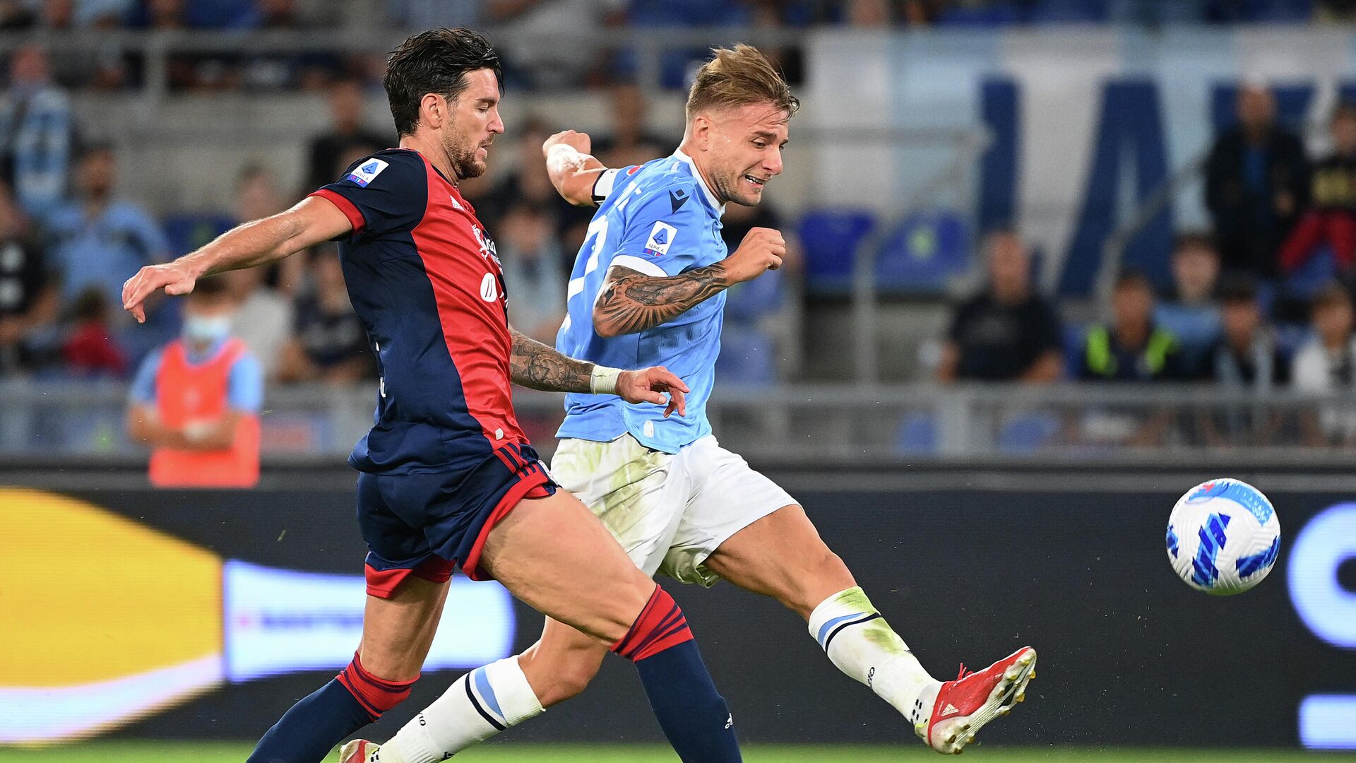 Lazio's Italian forward Ciro Immobile (R) fights for the ball Cagliari's Italian defender Luca Ceppitelli during the Italian Serie A football match between Lazio and Cagliari at the Olympic stadium, in Rome, on September 19, 2021. (Photo by Vincenzo PINTO / AFP) - РИА Новости, 1920, 19.09.2021