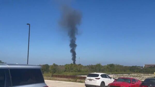 Столб дыма на месте падения самолета в Техасе 