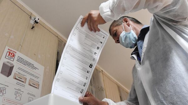 Сотрудник избирательной комиссии подсчитывают бюллетени после закрытия избирательного участка в Севастополе