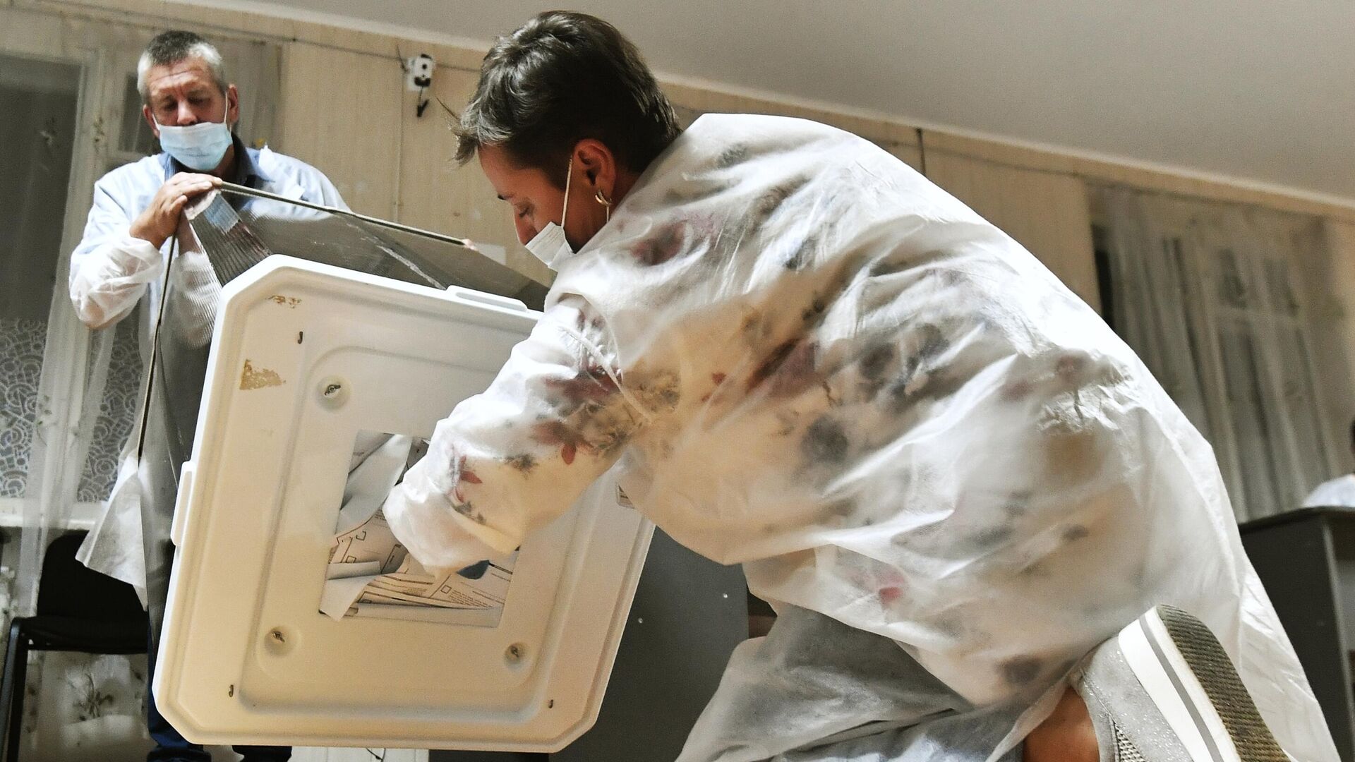 Сотрудники избирательной комиссии подсчитывают бюллетени после закрытия избирательного участка в Севастополе - РИА Новости, 1920, 19.09.2021