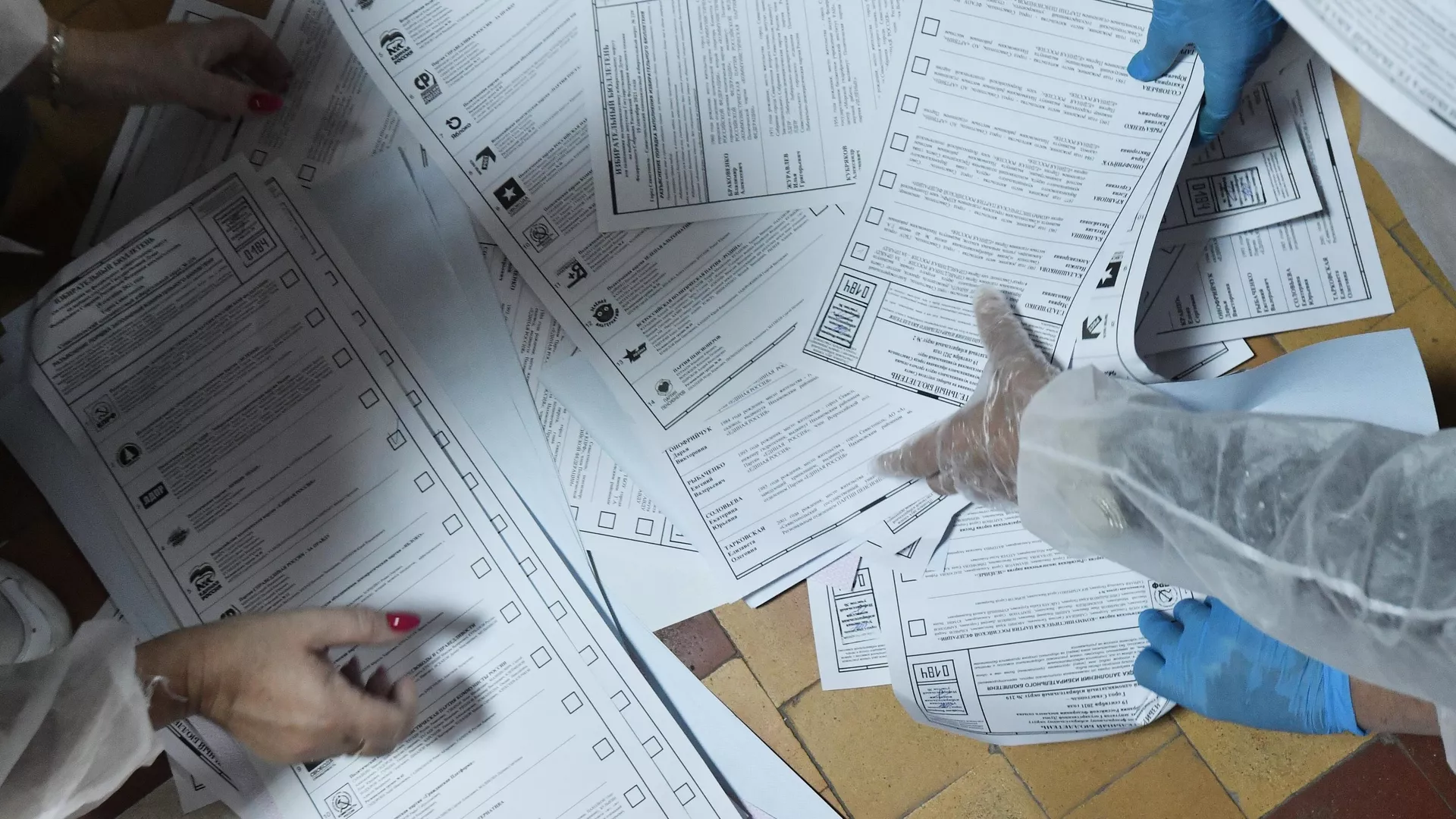 Сотрудники избирательной комиссии подсчитывают бюллетени после закрытия избирательного участка в Севастополе - РИА Новости, 1920, 22.09.2021