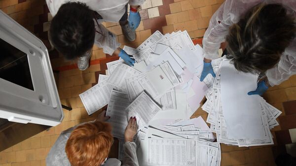 Сотрудники избирательной комиссии подсчитывают бюллетени после закрытия избирательного участка в Севастополе