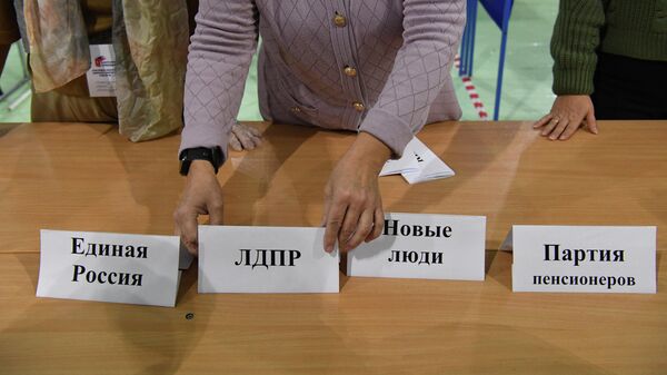 Подсчет голосов после закрытия избирательного участка №1986 в Новосибирске