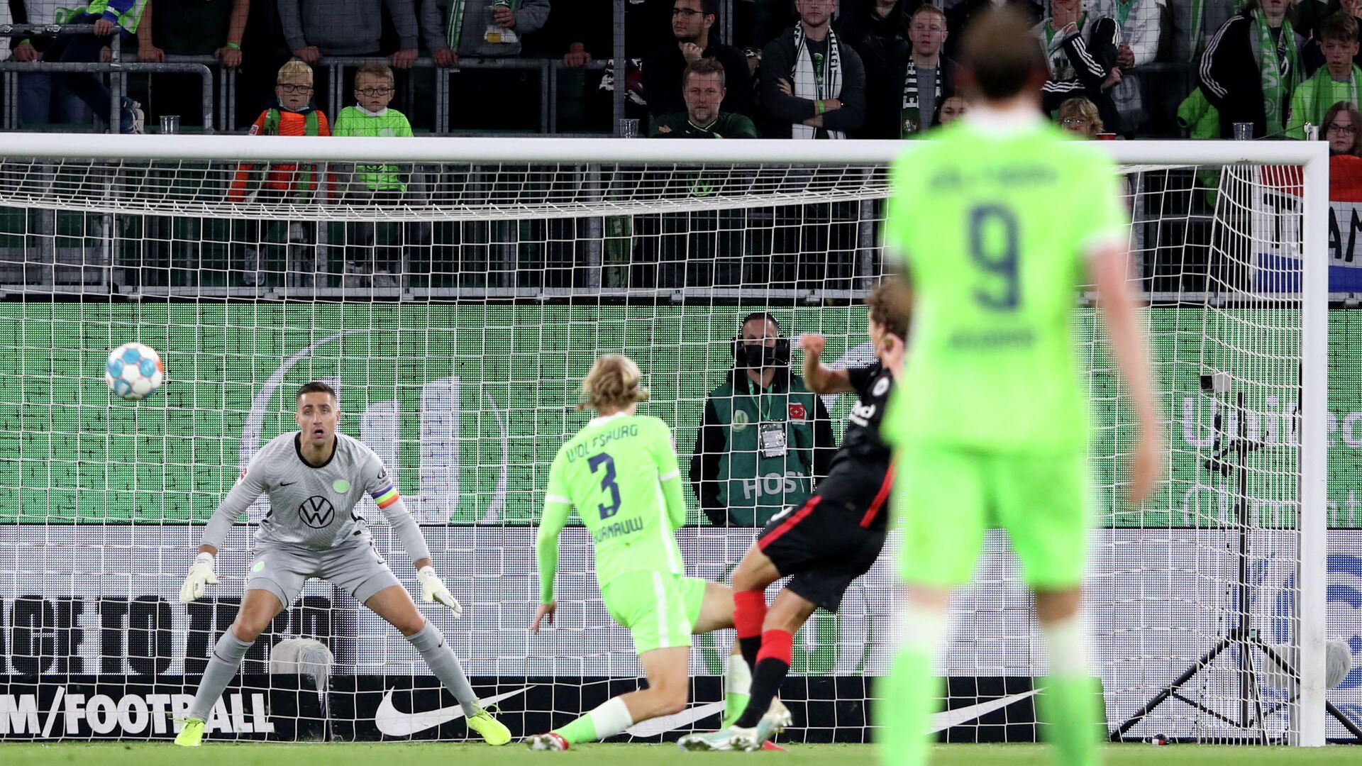 Frankfurt's Dutch midfielder Sam Lammers (2nd R, hidden) scores the 0-1 during the German First division Bundesliga football match VfL Wolfsburg vs Eintracht Frankfurt on September 19, 2021 in Wolfsburg, northern Germany. (Photo by Ronny HARTMANN / AFP) / DFL REGULATIONS PROHIBIT ANY USE OF PHOTOGRAPHS AS IMAGE SEQUENCES AND/OR QUASI-VIDEO - РИА Новости, 1920, 19.09.2021