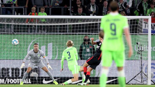 Frankfurt's Dutch midfielder Sam Lammers (2nd R, hidden) scores the 0-1 during the German First division Bundesliga football match VfL Wolfsburg vs Eintracht Frankfurt on September 19, 2021 in Wolfsburg, northern Germany. (Photo by Ronny HARTMANN / AFP) / DFL REGULATIONS PROHIBIT ANY USE OF PHOTOGRAPHS AS IMAGE SEQUENCES AND/OR QUASI-VIDEO