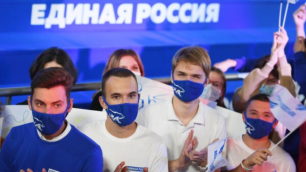 Избиратели в штабе общественной поддержки партии Единая Россия