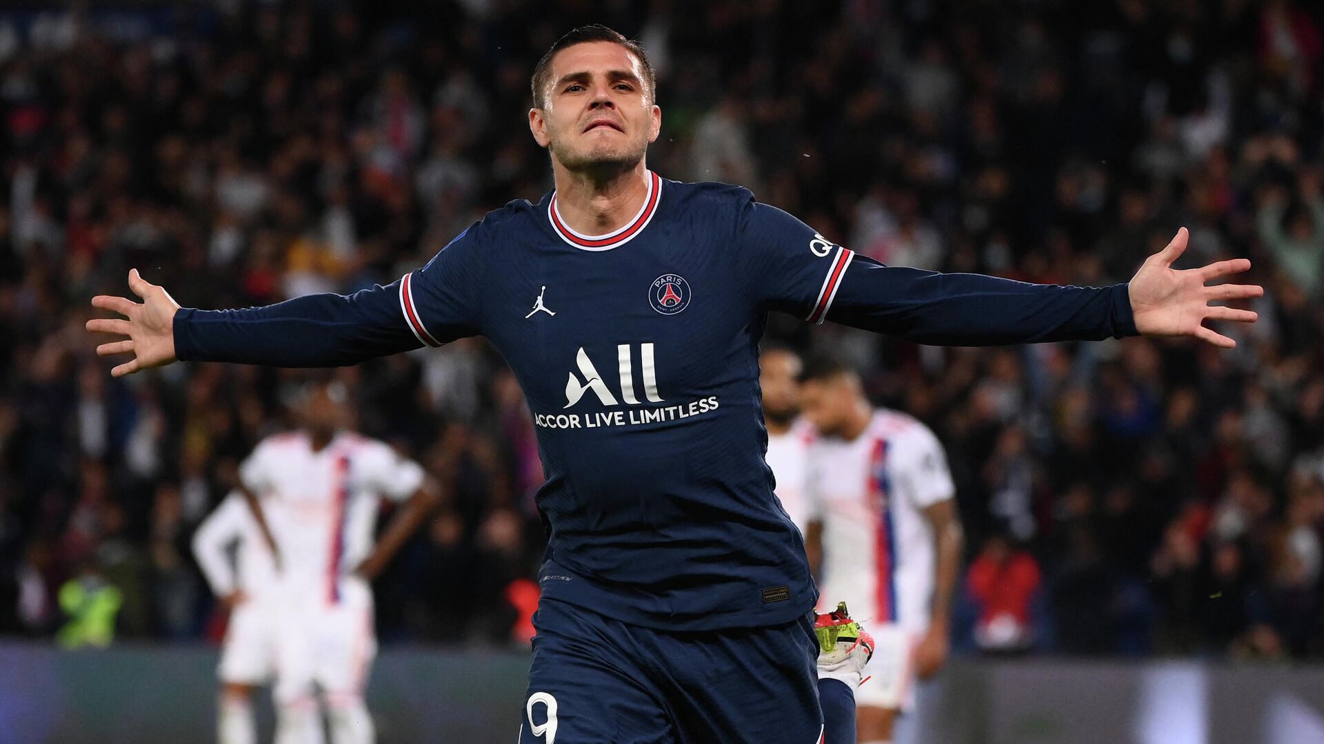 Paris Saint-Germain's Argentinian forward Mauro Icardi celebrates scoring his team's second goal during the French L1 football match between Paris-Saint Germain (PSG) and Olympique Lyonnais at The Parc des Princes Stadium in Paris on September 19, 2021. (Photo by FRANCK FIFE / AFP) - РИА Новости, 1920, 19.09.2021