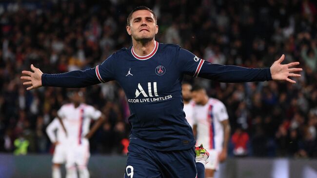 Paris Saint-Germain's Argentinian forward Mauro Icardi celebrates scoring his team's second goal during the French L1 football match between Paris-Saint Germain (PSG) and Olympique Lyonnais at The Parc des Princes Stadium in Paris on September 19, 2021. (Photo by FRANCK FIFE / AFP)