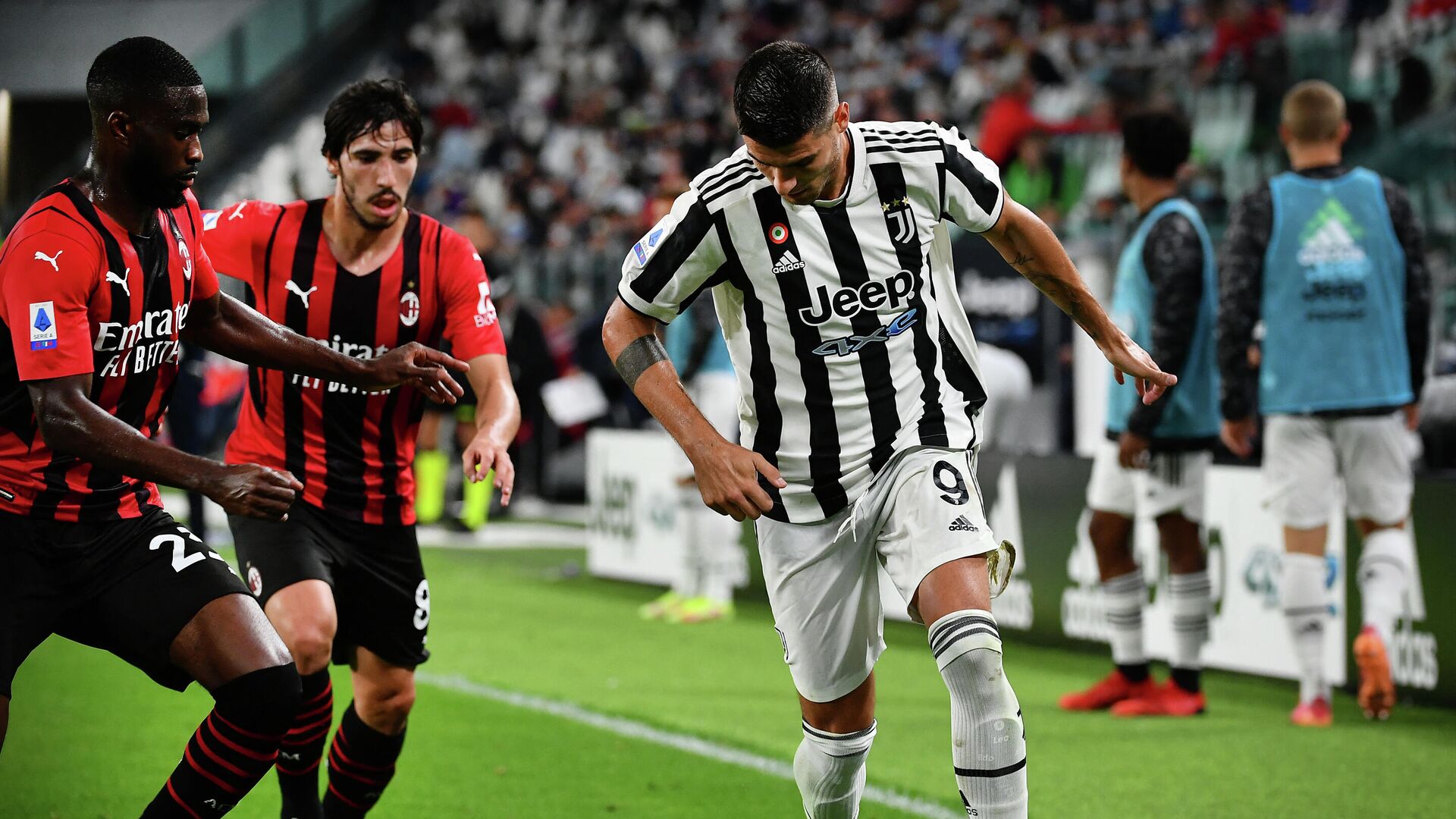 AC Milan's English defender Fikayo Tomori (L) fights for the ball with Juventus' Spanish forward Alvaro Morata (R) during the Italian Serie A football match between Juventus and AC Milan at the Juventus stadium in Turin, on September 19, 2021. (Photo by Isabella BONOTTO / AFP) - РИА Новости, 1920, 19.09.2021