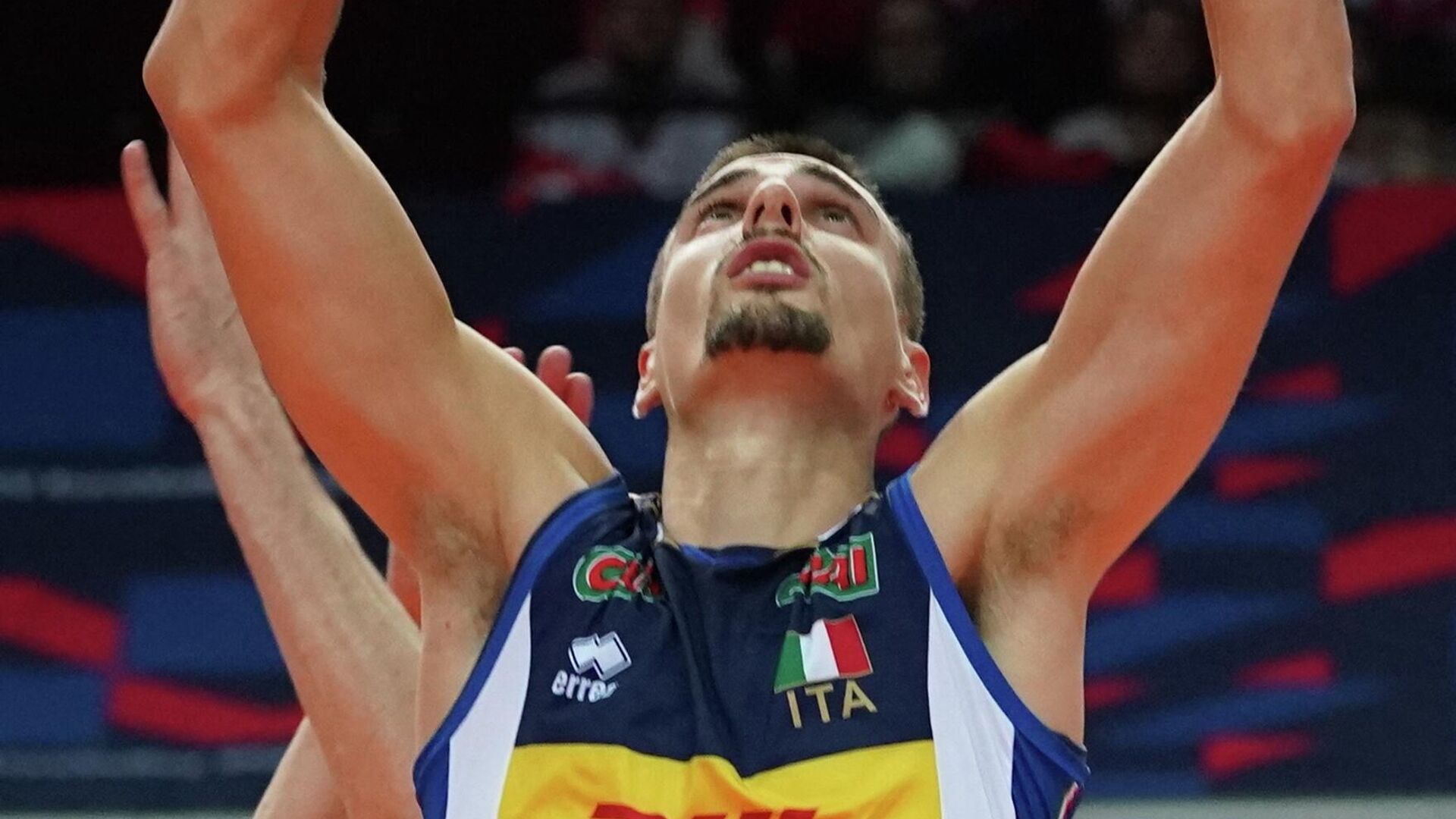 Italy's Simone Giannelli plays the ball during the EuroVolley 2021 semi-final match Italy v Serbia on September 18, 2021 in Katowice. (Photo by JANEK SKARZYNSKI / AFP) - РИА Новости, 1920, 20.09.2021