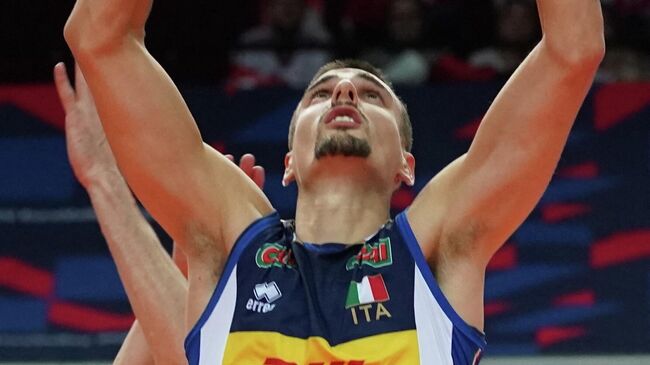 Italy's Simone Giannelli plays the ball during the EuroVolley 2021 semi-final match Italy v Serbia on September 18, 2021 in Katowice. (Photo by JANEK SKARZYNSKI / AFP)