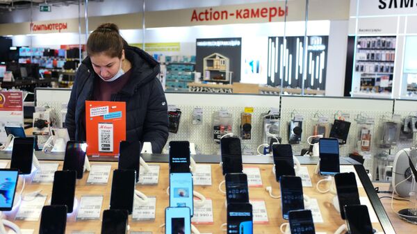 Покупательница в магазине бытовой техники и электроники в Москве