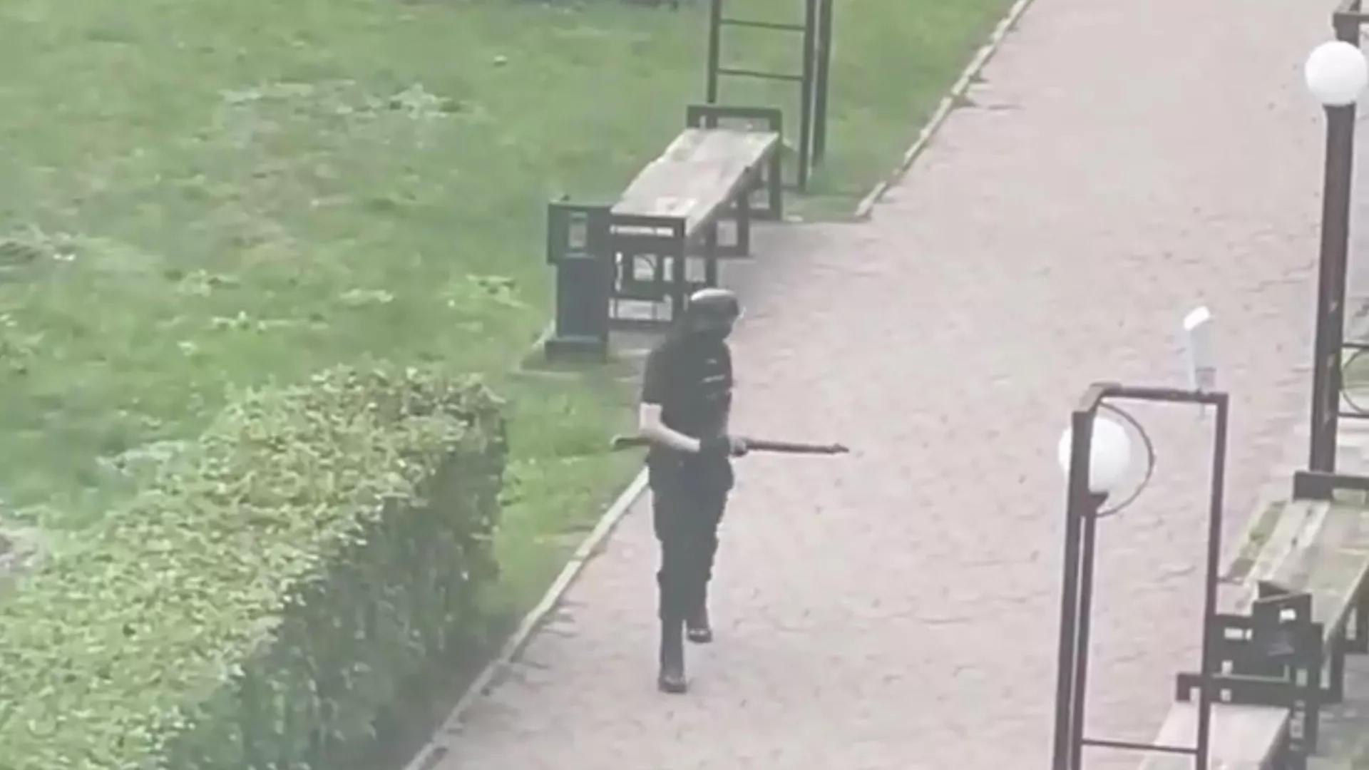 Предполагаемый стрелок возле Пермского университета. Кадр из видео очевидца Предполагаемый стрелок возле Пермского университета. Кадр из видео очевидца - РИА Новости, 1920, 20.09.2021