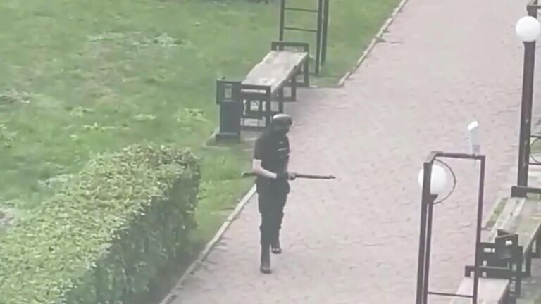 Предполагаемый стрелок возле Пермского университета. Кадр из видео очевидца