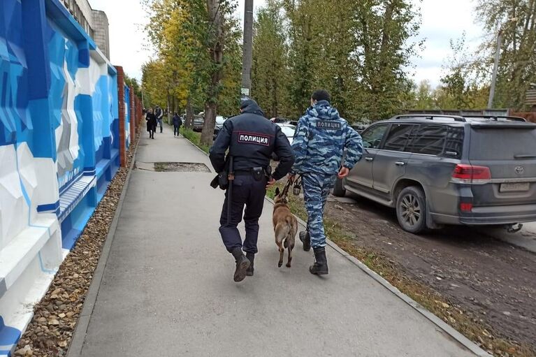 Сотрудники полиции со служебной собакой на улице Перми 