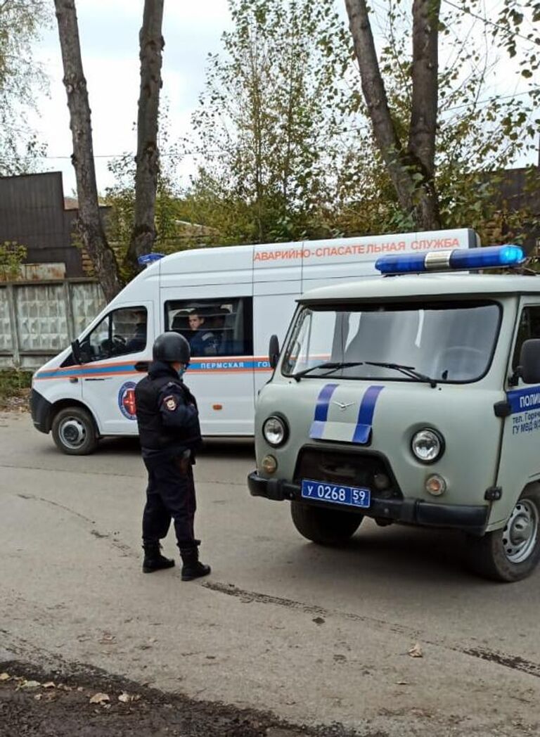 Машины полиции и аварийно-спасательной службы на улице Перми