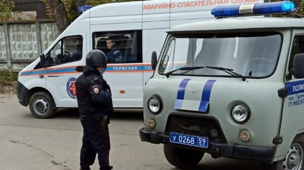 Машины полиции и аварийно-спасательной службы на улице Перми