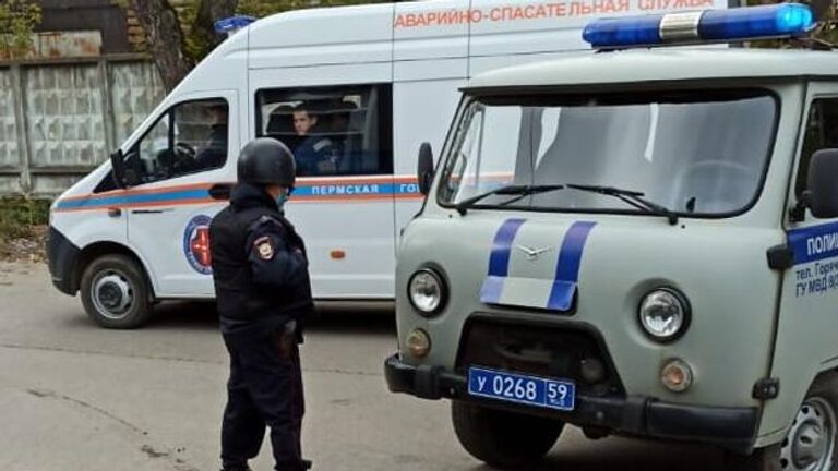 Машины полиции и аварийно-спасательной службы на улице Перми
