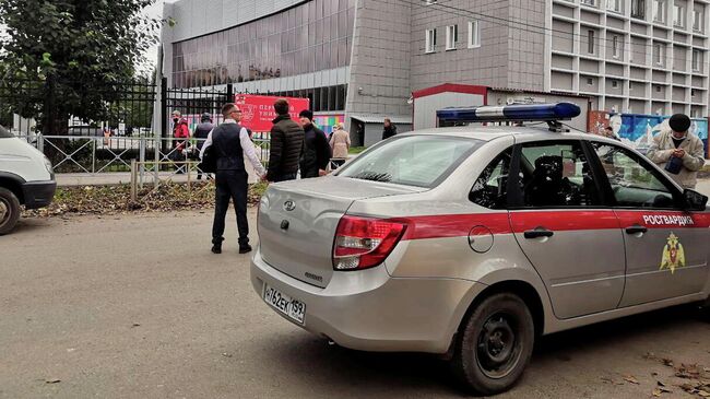 Автомобиль Росгвардии рядом с территорией Пермского государственного университета, где произошла стрельбы