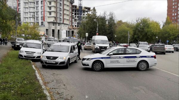Автомобили полиции рядом с территорией Пермского государственного университета, где произошла стрельбы
