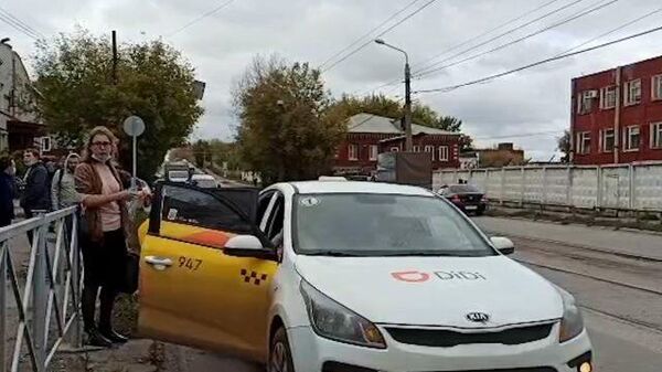 Таксисты бесплатно развозят студентов от Пермского университета