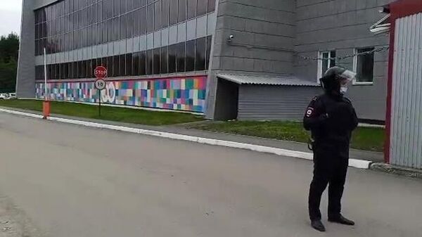 Сотрудник полиции у корпуса Пермского государственного национального исследовательского университета, где вооруженный молодой человек открыл стрельбу. Стоп-кадр видео