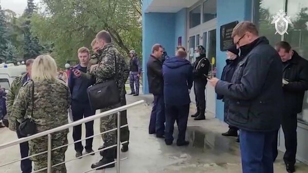 У Пермского государственного национального исследовательского университета, где вооруженный молодой человек открыл стрельбу. Стоп-кадр видео